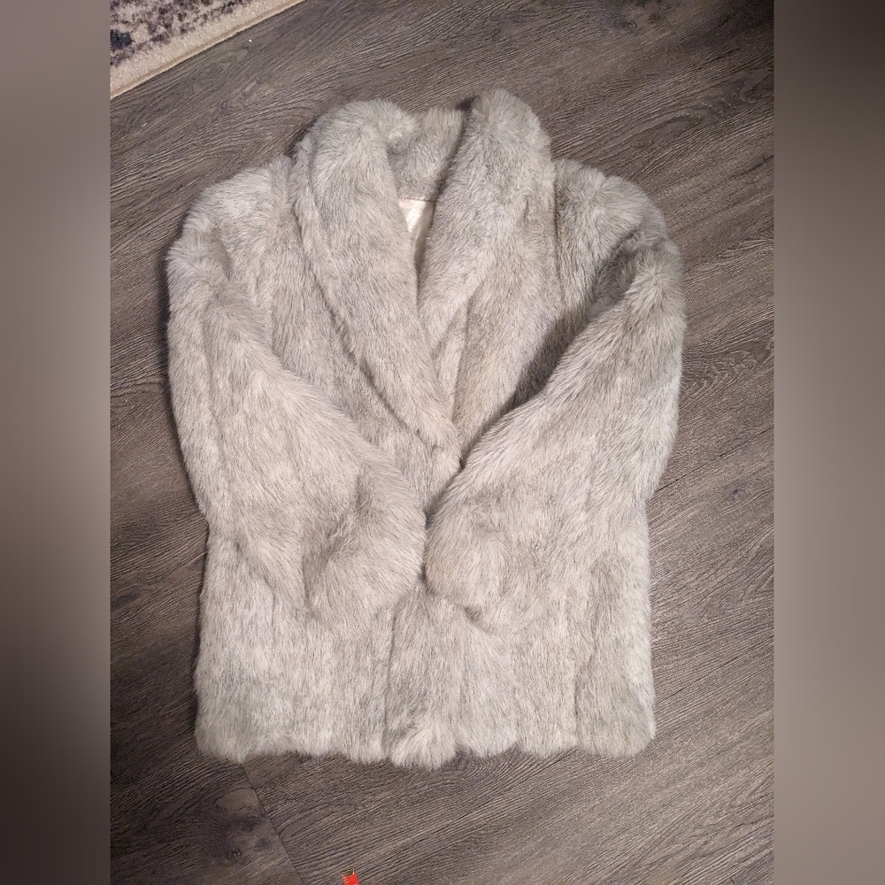 Luxurious Vintage Faux Fur Coat - Picture 7 of 10